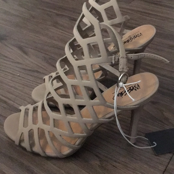 Mossimo Kylea Taupe Heels - Picture 2 of 4